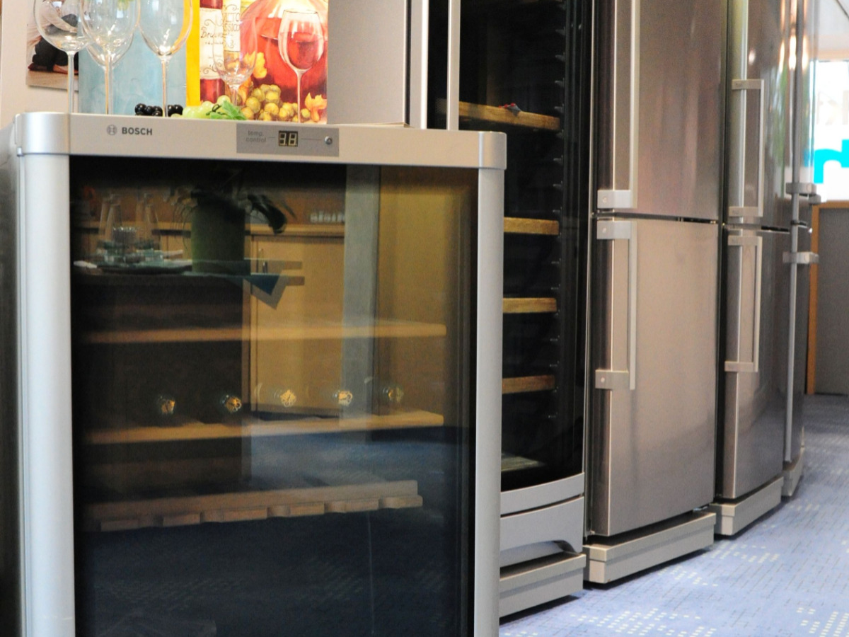 Weinkühlschränke in verschiedenen Größen.